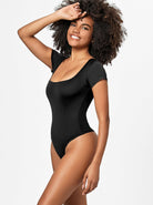 Schwarzer Damen-Bodysuit mit kurzen Ärmeln, figurbetontem Schnitt und Rundhalsausschnitt. Perfekt für Mode, Komfort und Vielseitigkeit.