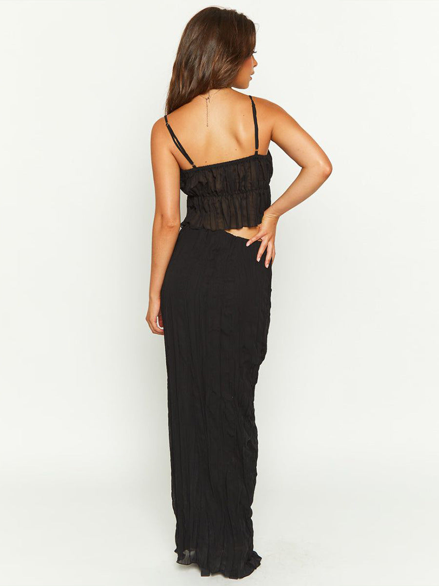 Frau in elegantem, schwarzem Maxikleid mit Spaghettiträgern, Rückansicht. Perfekt für Abendmode, Sommerkleid, stilvolle Damenbekleidung.
