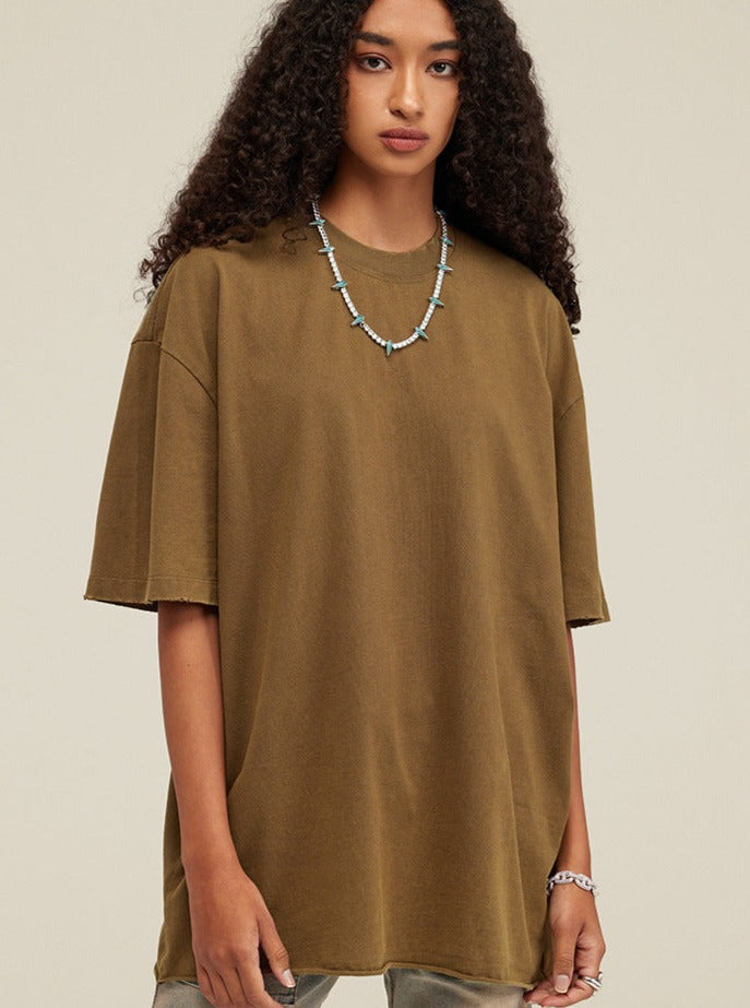 Braunes Oversize-T-Shirt für Damen, lässiger Stil, aus Baumwolle, ideal für Streetwear. Perfekt kombinierbar mit Jeans und Accessoires.