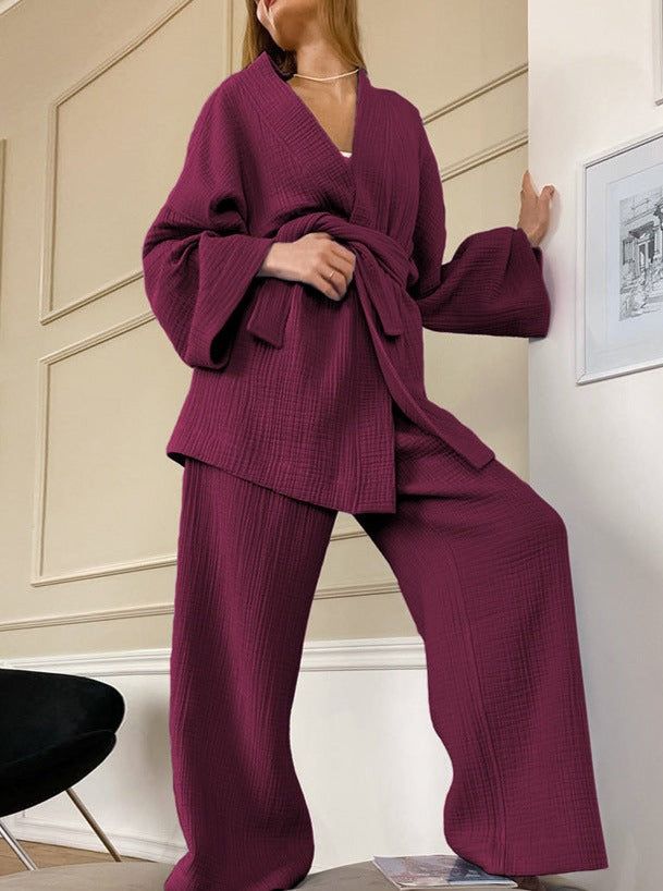 Frau in bordeauxfarbenem Kimono-Set aus Baumwolle, lässig und stilvoll, ideal für gemütliche Anlässe. Perfekte Kombination aus Komfort und Mode.