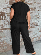 Damen-Set aus schwarzem, geripptem Stoff, bestehend aus T-Shirt und Hose. Bequemes Freizeit-Outfit für Plus-Size-Mode, ideal für den Alltag.
