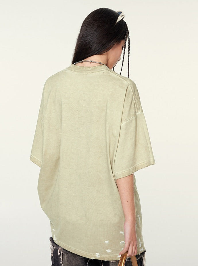 Damen T-Shirt in Übergröße, beige, lässiger Stil. Perfekt für Streetwear und Freizeitmode. Hochwertige Baumwolle, ideal für trendige Outfits.