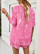 Frau in pinkem, lockerem Sommer-Set mit abstraktem Muster, ideal für Strandmode. Perfekt für lässige, stilvolle Sommeroutfits.
