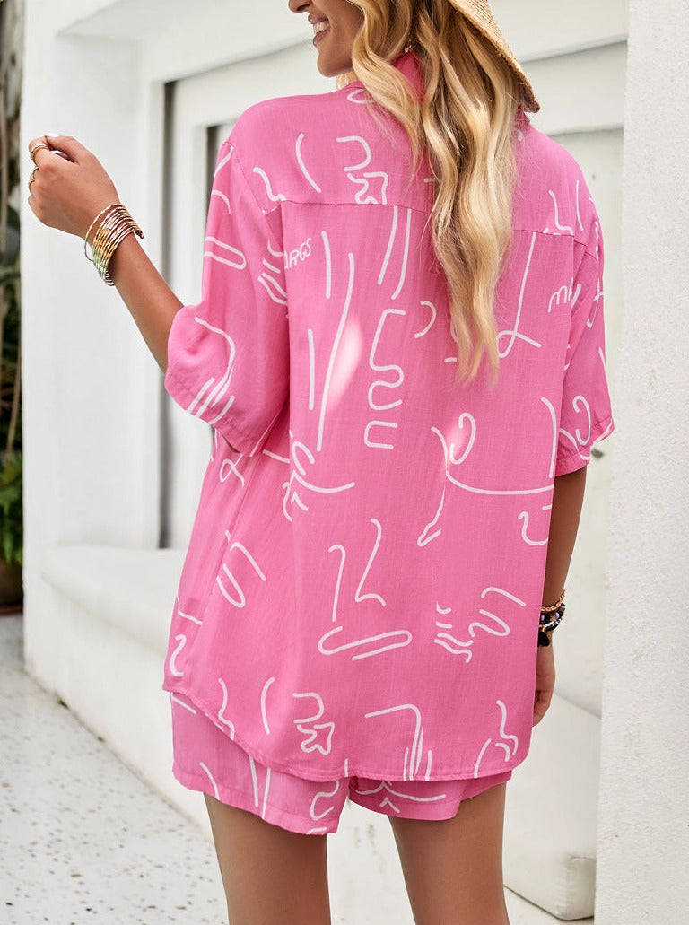Frau in pinkem, lockerem Sommer-Set mit abstraktem Muster, ideal für Strandmode. Perfekt für lässige, stilvolle Sommeroutfits.