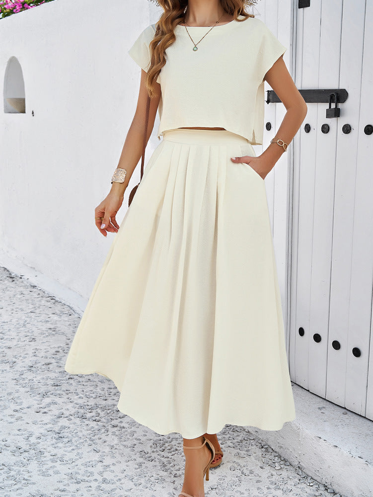 Damen Sommerkleid in Creme, zweiteilig mit kurzem Oberteil und ausgestelltem Rock, ideal für elegante Anlässe. Perfekt für stilvolle Sommermode.