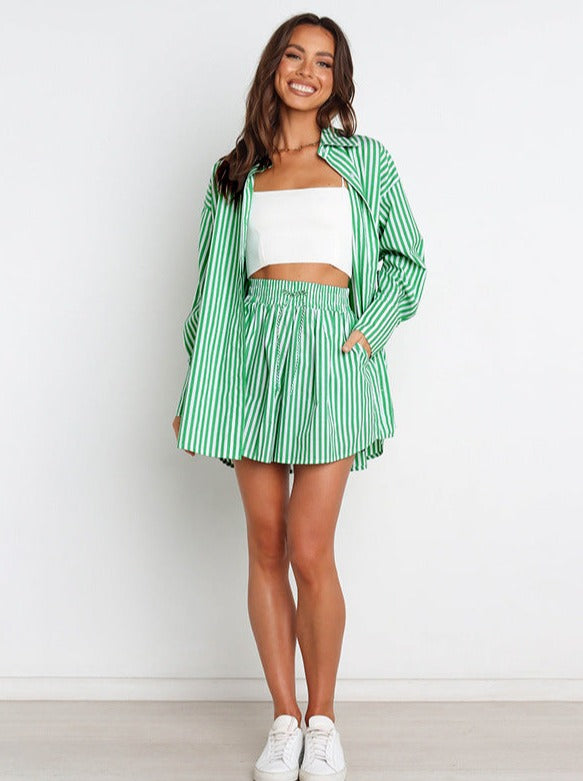 Grünes gestreiftes Damen-Zweiteiler-Set mit Blazer und Shorts, ideal für Sommermode. Trendiges Outfit, perfekt für Freizeit und urbane Looks.