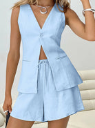 Damen Sommeranzug in Hellblau, ärmelloses Oberteil mit V-Ausschnitt und Shorts, ideal für elegante Freizeitmode und stilvolle Sommeroutfits.