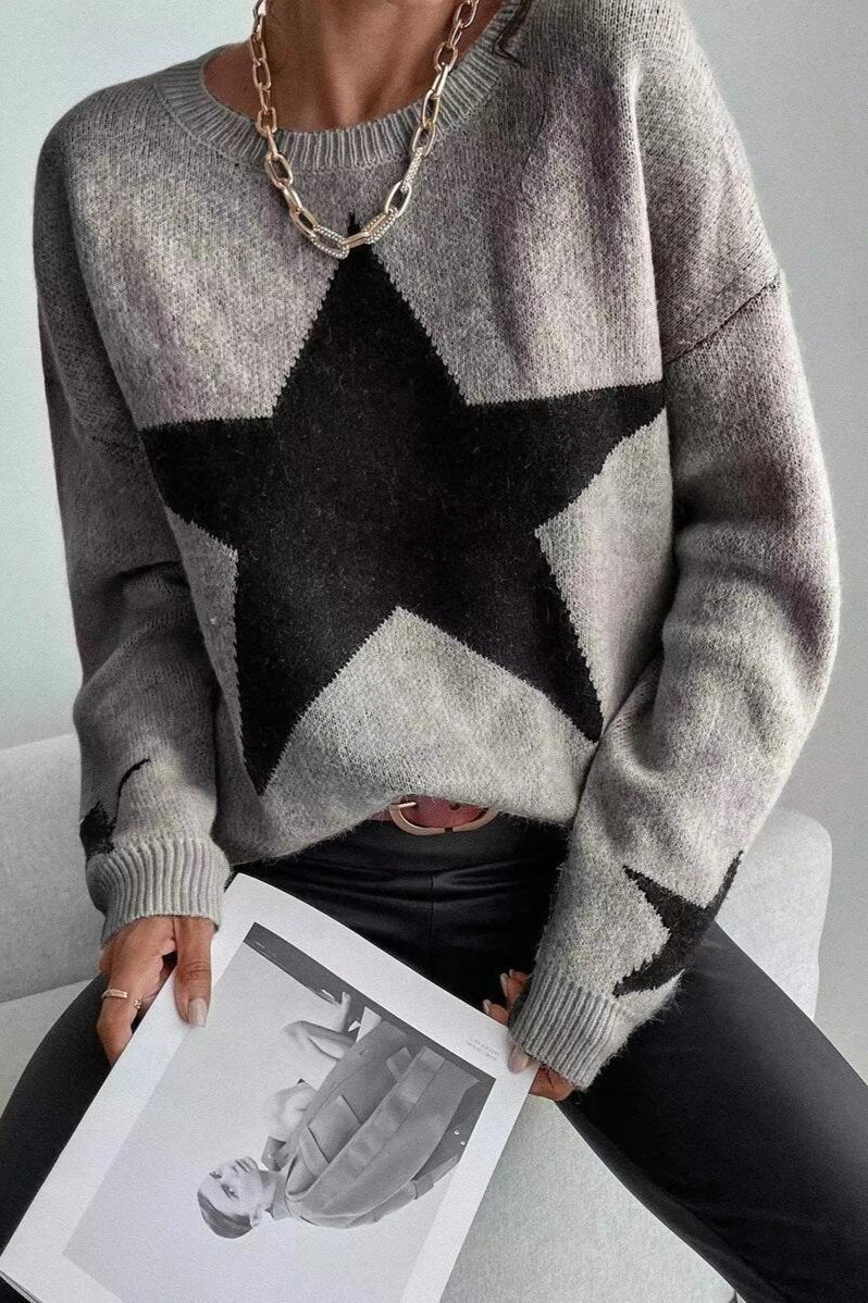 Grauer Pullover mit großem schwarzen Stern, modisch und lässig, ideal für Herbst und Winter. Perfekt kombinierbar mit Jeans oder Lederhosen.