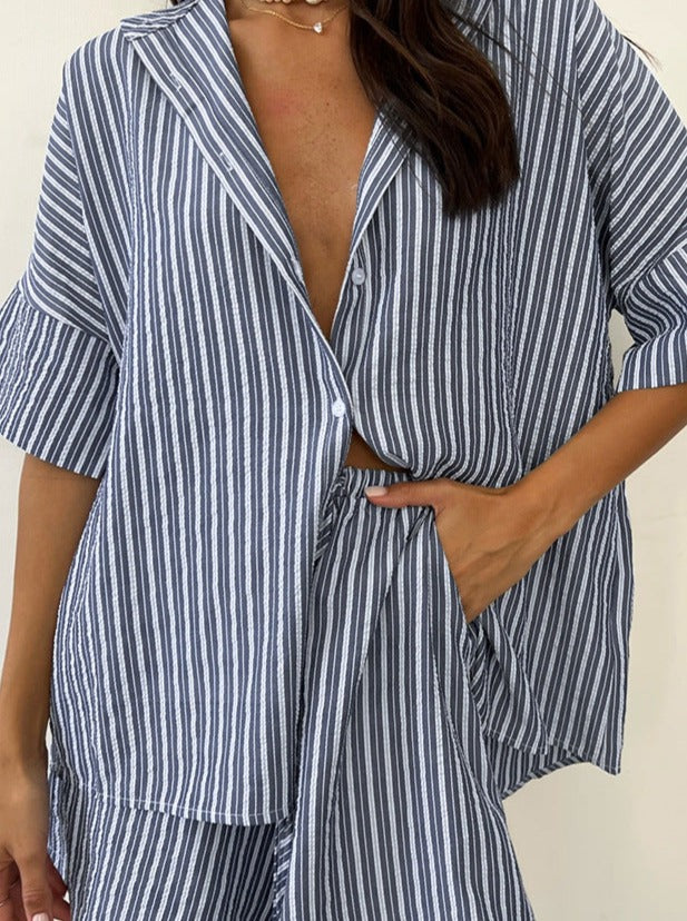 Gestreiftes Damen-Pyjama-Set aus Baumwolle, bequem und stilvoll, ideal für erholsamen Schlaf. Perfekt für entspannte Nächte und gemütliche Morgen.
