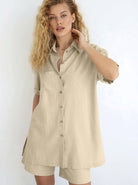 Beiges Leinenhemd für Damen, lässig und stilvoll, ideal für Sommermode. Perfekt kombinierbar mit Shorts, atmungsaktiv und bequem.