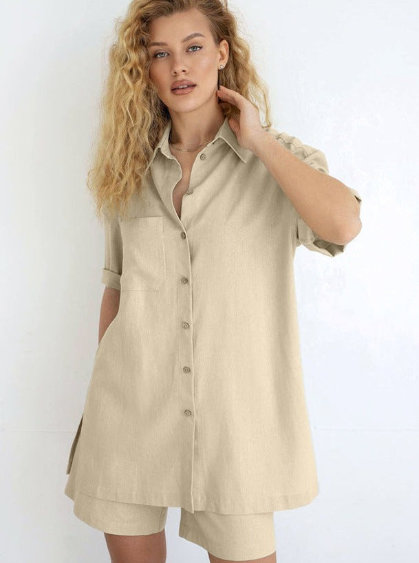 Beiges Leinenhemd für Damen, lässig und stilvoll, ideal für Sommermode. Perfekt kombinierbar mit Shorts, atmungsaktiv und bequem.