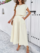 Elegantes Damen-Sommerkleid in Creme, zweiteiliges Set mit weitem Rock und kurzem Oberteil, ideal für Strandmode und Freizeitoutfits.