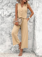 Damen Sommer Jumpsuit in Beige, ärmellos mit Knopfleiste, kombiniert mit gestreifter Clutch und Sandalen. Perfekt für lässige Sommermode.