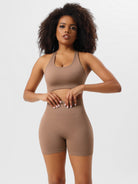 Frau in nahtlosem, braunem Sport-Set; ideal für Fitness, Yoga und Workout. Atmungsaktive, elastische Materialien für optimalen Komfort.