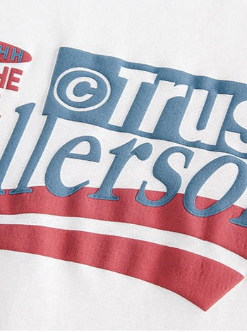 Weißes T-Shirt mit blau-rotem "Trust" Print, Copyright-Symbol. Modisches Design, hochwertiger Stoff, ideal für trendige Streetwear-Looks.