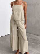 Damen-Leinen-Set in Beige, bestehend aus ärmellosem Top und weiten Hosen. Perfekt für Sommermode, lässig und stilvoll. Ideal für Freizeitlooks.