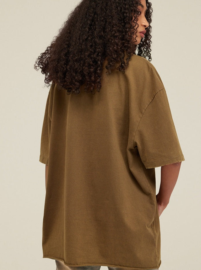 Braunes Oversize-T-Shirt aus Baumwolle, lässiger Stil, ideal für Streetwear. Perfekt für modische Outfits und bequeme Alltagskleidung.
