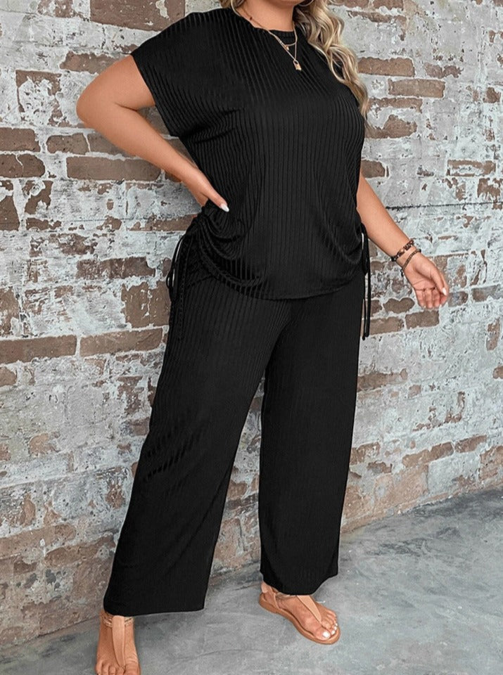Damen Zweiteiler Set in Schwarz, bestehend aus lockerem Oberteil und weiten Hosen, ideal für Freizeit und Sommermode. Eleganter, lässiger Look.