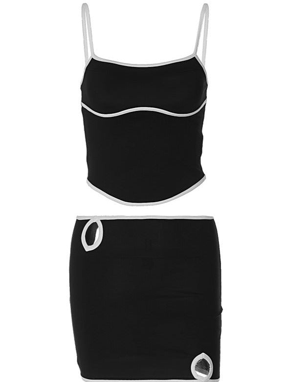 Schwarzes zweiteiliges Set mit weißem Rand, bestehend aus einem ärmellosen Top und einem Minirock. Modisches Damenoutfit, ideal für den Sommer.