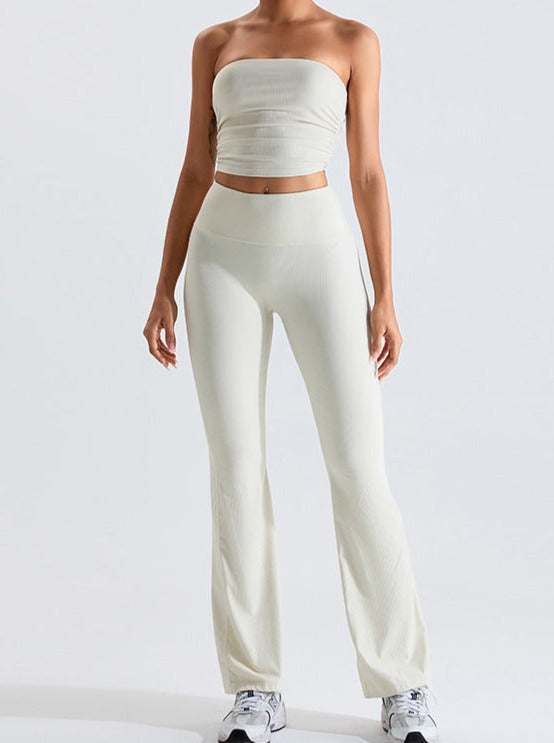 Damen-Outfit: Weißes, schulterfreies Top und passende Hose. Perfekt für Sommermode, Freizeitkleidung, eleganter Look. Ideal für stilvolle Frauen.