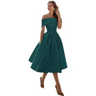 Elegantes, schulterfreies, grünes Cocktailkleid für Damen, knielang, mit ausgestelltem Rock. Perfekt für Abendveranstaltungen und Partys.