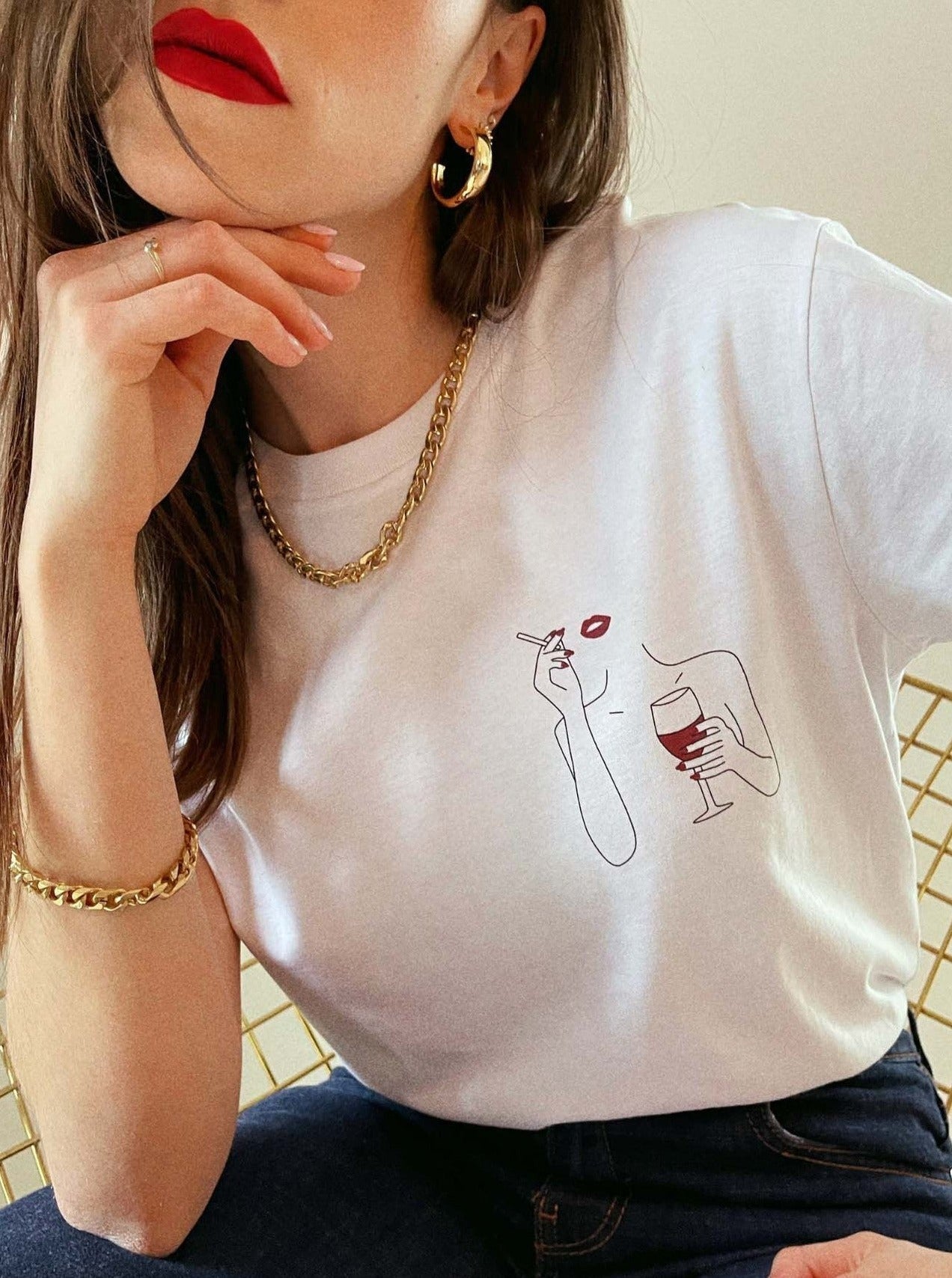 Damen-T-Shirt mit minimalistischem Design, Lippenstift und Weinglas-Print. Perfekt für stilvolle Freizeitmode. Hochwertige Baumwolle, trendy Look.