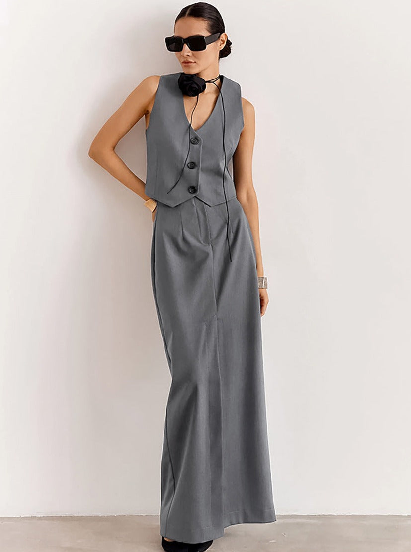 Elegantes graues Damenkostüm mit Weste und langer Hose, ideal für Business-Mode. Stilvoll, modern und perfekt für formelle Anlässe.