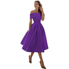 Elegantes lila Off-Shoulder-Kleid für Damen, knielang, ideal für Abendveranstaltungen. Perfekt kombinierbar mit High Heels.