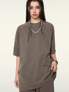 Damen Oversize T-Shirt in Khaki, lässiger Streetwear-Stil, ideal für trendige Outfits. Perfekt kombinierbar mit Accessoires für einen urbanen Look.
