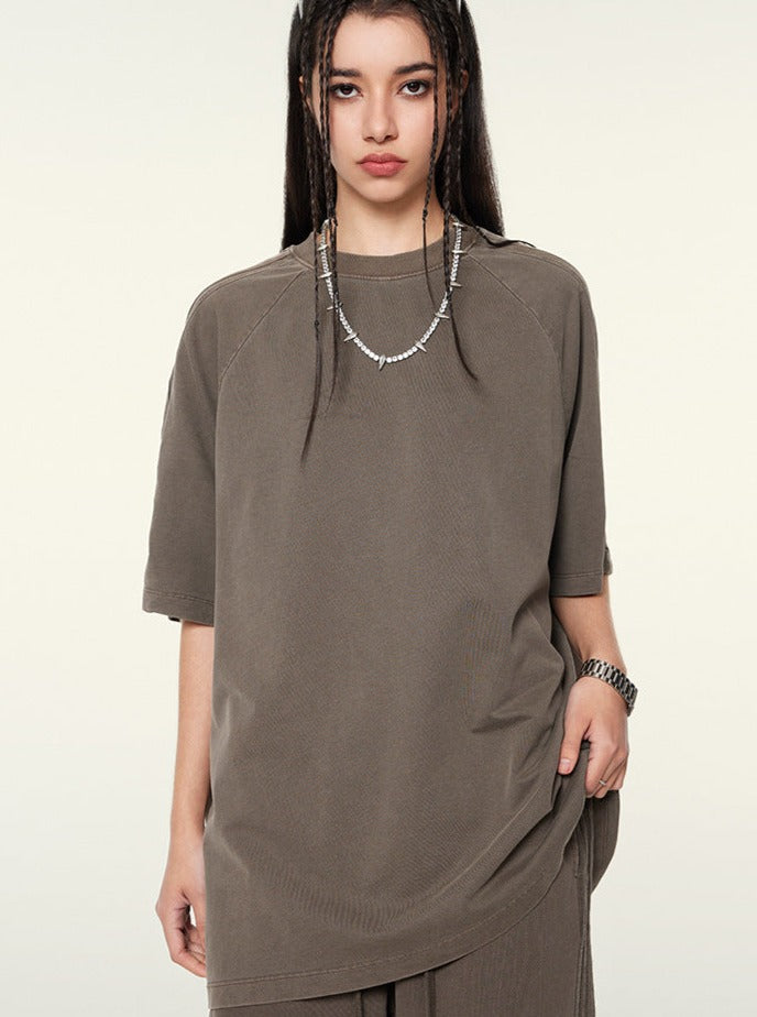 Damen Oversize T-Shirt in Khaki, lässiger Streetwear-Stil, ideal für trendige Outfits. Perfekt kombinierbar mit Accessoires für einen urbanen Look.