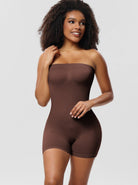 Brauner nahtloser Body für Damen, schulterfrei, figurbetont, ideal als Unterwäsche oder Shapewear. Perfekt für glatte Silhouetten.