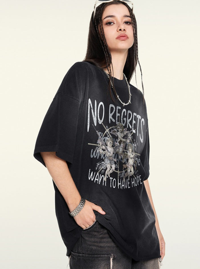 Schwarzes Oversize-T-Shirt mit "No Regrets"-Aufdruck, lässiger Streetwear-Stil, ideal für trendige Mode, Damenmode, urbaner Look.