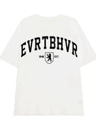 Weißes T-Shirt mit schwarzem "EVRTBHVR" Print, Löwenwappen und "1946 EST." Schriftzug. Trendiges Unisex-Design, ideal für Streetwear.