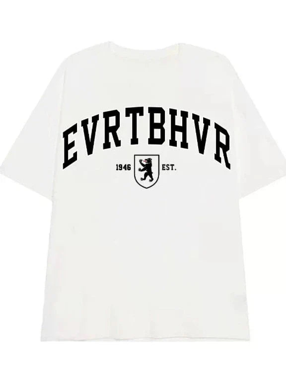 Weißes T-Shirt mit schwarzem "EVRTBHVR" Print, Löwenwappen und "1946 EST." Schriftzug. Trendiges Unisex-Design, ideal für Streetwear.