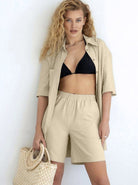 Frau in beigem Sommeroutfit mit schwarzem Bikini-Top und Strohtasche. Modetrend, lässiger Stil, Sommermode, Damenbekleidung, Strandlook.