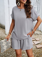 Damen Sommeroutfit: Graues T-Shirt und Shorts-Set, lässig und bequem. Perfekt für Freizeit, Strand oder Urlaub. Modetrend 2023.