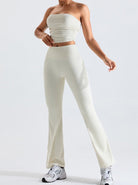 Damen-Sportoutfit in Weiß: nahtloses, ärmelloses Top und hoch taillierte Leggings. Perfekt für Fitness, Yoga und Freizeit. Bequem und stilvoll.
