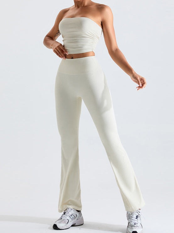 Damen-Sportoutfit in Weiß: nahtloses, ärmelloses Top und hoch taillierte Leggings. Perfekt für Fitness, Yoga und Freizeit. Bequem und stilvoll.