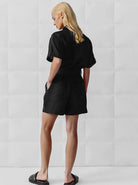 Schwarzer Jumpsuit Damen, lässig, kurzärmelig, Sommermode, minimalistischer Stil, bequem, vielseitig, ideal für Freizeit und Alltag.