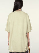 Damen T-Shirt in Beige, Oversize-Passform, lässiger Stil, aus Baumwolle. Perfekt für Freizeitmode und Sommeroutfits.