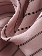 Rosa Stoff mit schwarzen Streifen, weiche Textur, ideal für Mode und Heimtextilien. Hochwertiger Baumwollstoff, elegant und vielseitig.