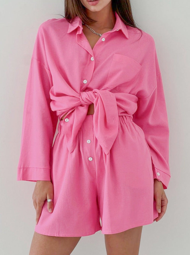 Damen-Pyjama-Set in leuchtendem Pink, bestehend aus lockerem Hemd und Shorts, ideal für bequeme Nachtwäsche. Perfekt für stilvolle Entspannung.