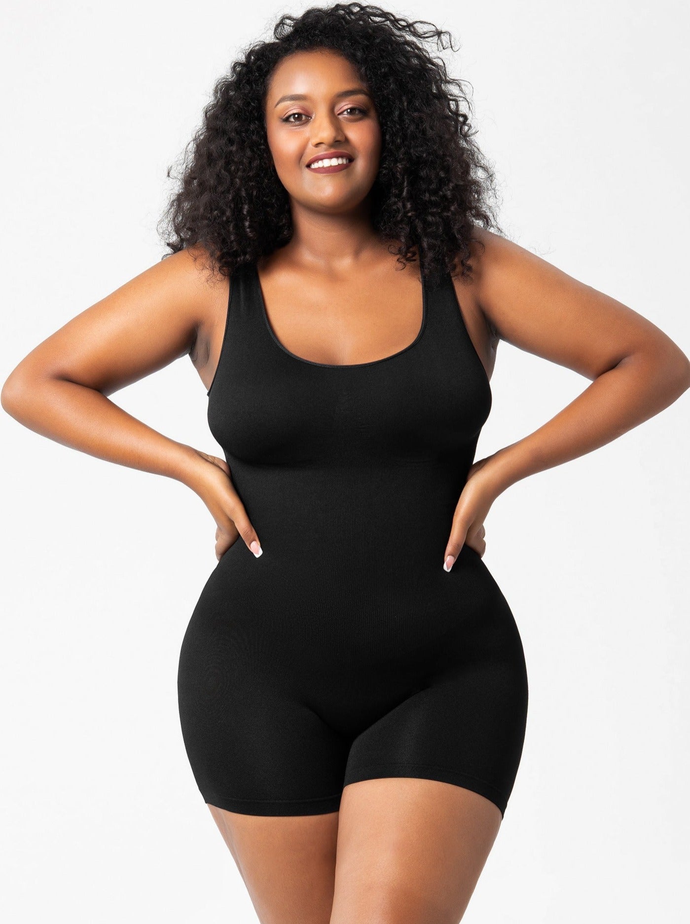 Schwarzer nahtloser Bodysuit für Damen, figurbetont und bequem. Perfekt für Sport und Freizeit. Hochwertige Materialien, vielseitig einsetzbar.