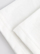 Weißes Baumwoll-T-Shirt, Nahaufnahme der Stoffstruktur. Hochwertige, atmungsaktive Materialien, ideal für Komfort und Stil.