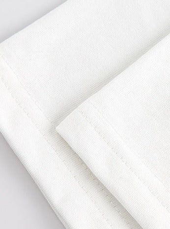 Weißes Baumwoll-T-Shirt, Nahaufnahme der Stoffstruktur. Hochwertige, atmungsaktive Materialien, ideal für Komfort und Stil.