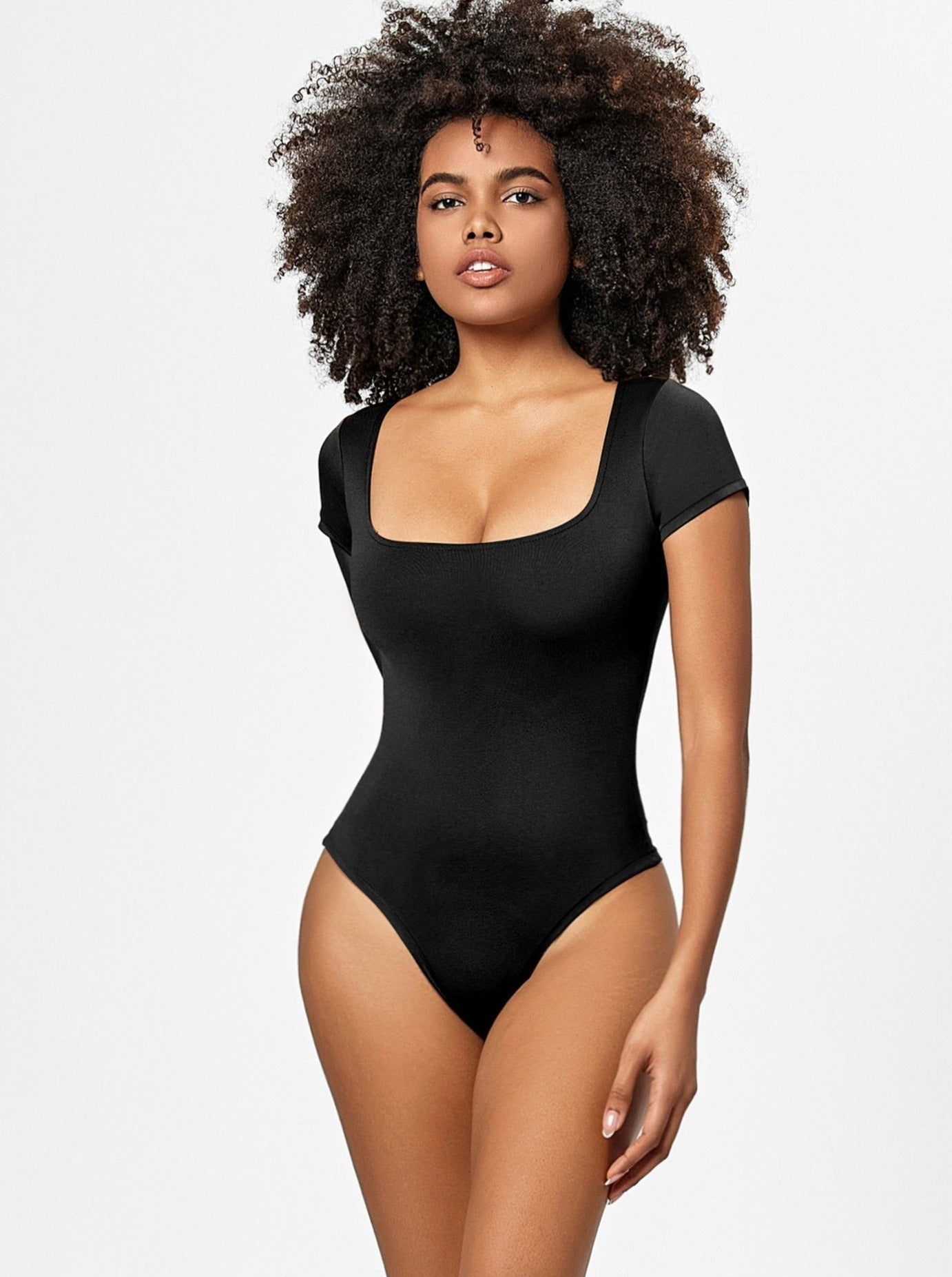 Schwarzer Damen-Body mit kurzen Ärmeln und quadratischem Ausschnitt, ideal für Mode, Freizeit und elegante Outfits. Hochwertige Passform.