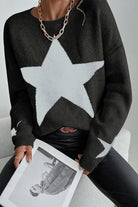 Schwarzer Pullover mit großem weißen Stern, modisch und lässig, ideal für Herbst und Winter. Perfekt kombinierbar mit Lederhosen.