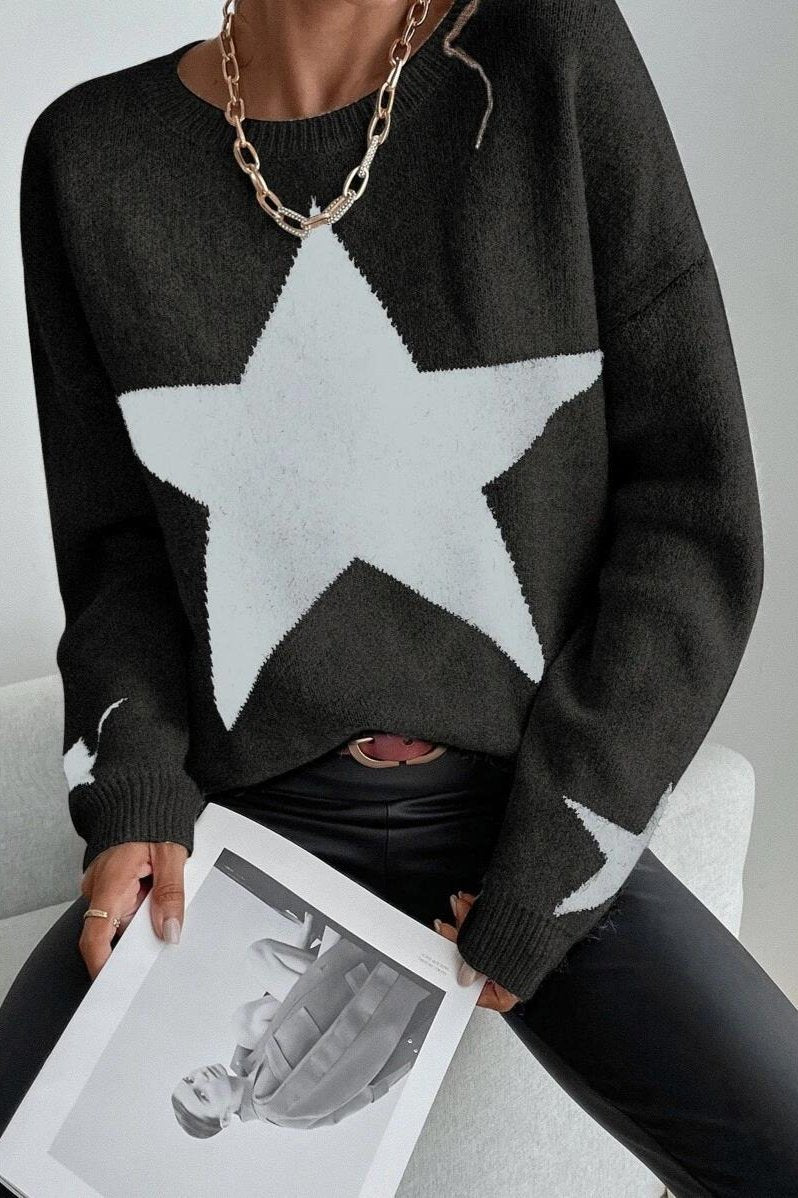 Schwarzer Pullover mit großem weißen Stern, modisch und lässig, ideal für Herbst und Winter. Perfekt kombinierbar mit Lederhosen.