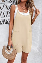 Damenmode: Beige Jumpsuit mit Taschen, weißes Top, Strohtasche. Sommeroutfit, lässig, stilvoll, ideal für warme Tage.