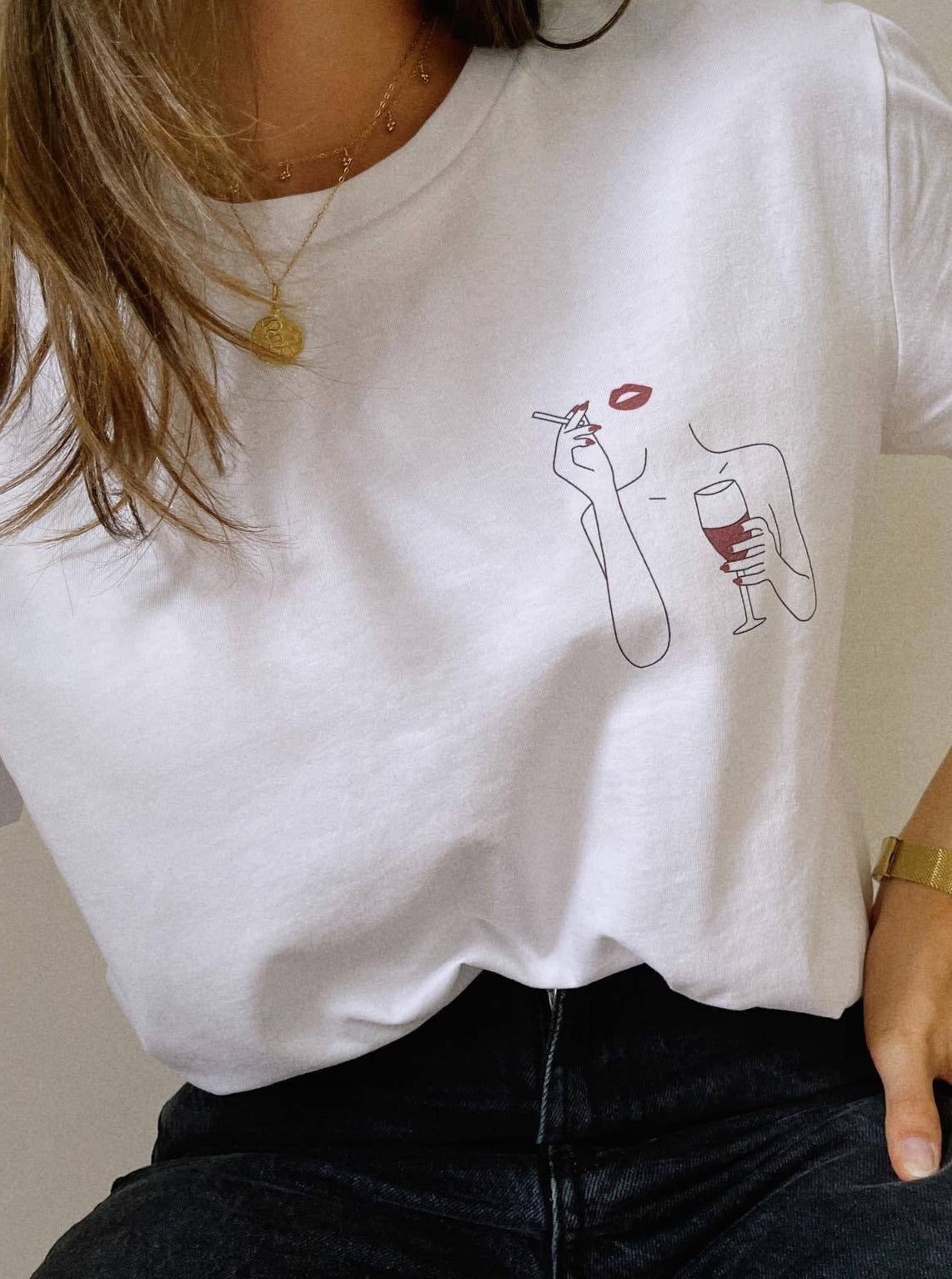 Weißes T-Shirt mit minimalistischem Design: Frau mit Zigarette und Weinglas. Trendige Mode, lässiger Stil, hochwertiger Baumwollstoff.